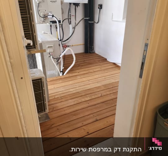 רצפת עץ מותקנת בחדר עם ציוד טכני